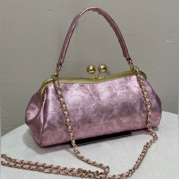Metallic Fuchsia Cowhide Leather Spiral Embossed Kisslock Baguette Bag/Crossbody